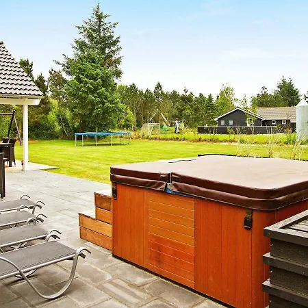 Five-bedroom Holiday In 27