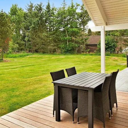 Five-bedroom Holiday In 27