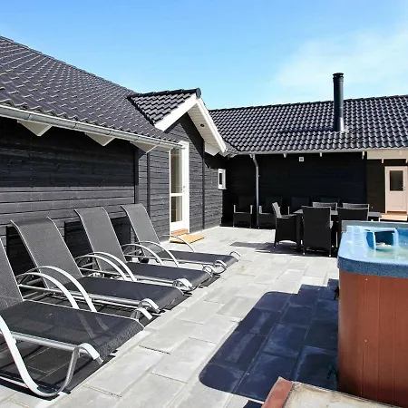 Five-bedroom Holiday In 27 Blavand