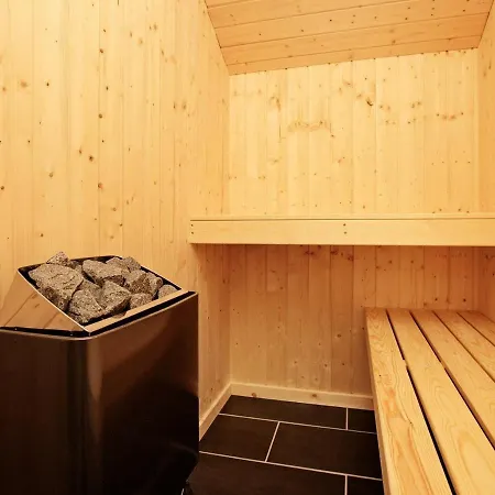 Five-bedroom Holiday In 27 *